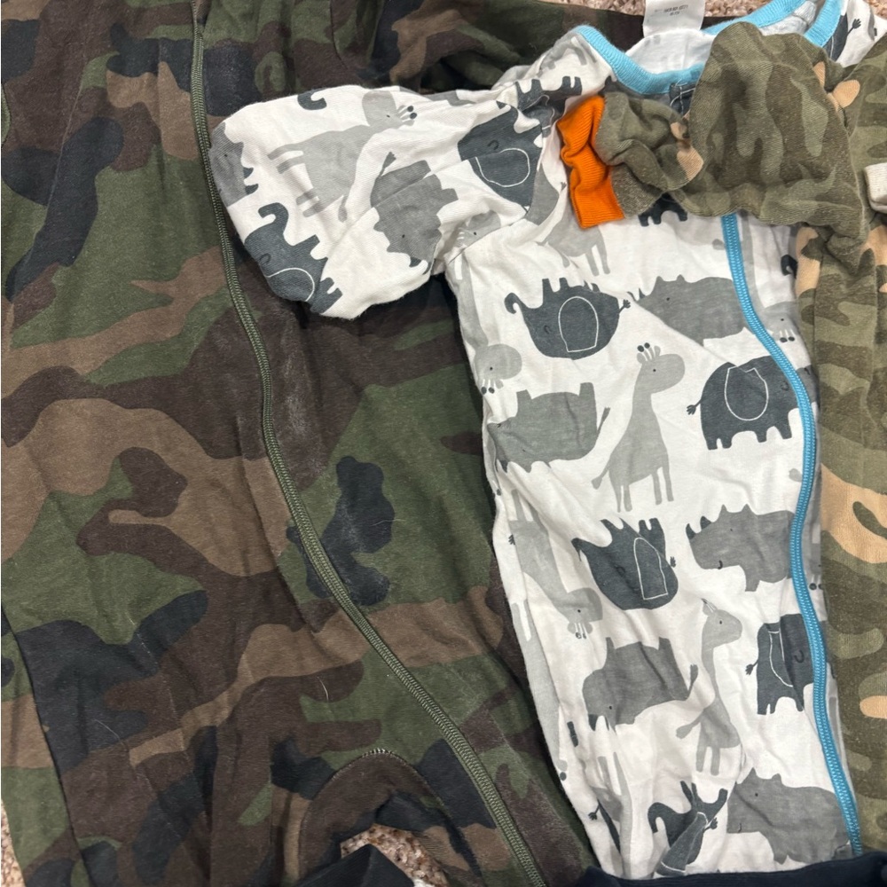 Assorted 3-6 month pajamas - Picture 6 of 9